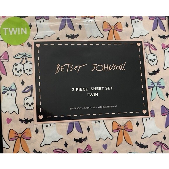Betsey Johnson TWIN Sheet Set Bows Ghosts Skulls Pink Halloween 3 Piece - Picture 1 of 5